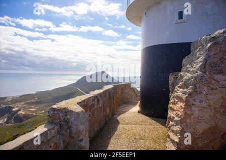 Cape Point - Kapstadt, Südafrika - 18-03-2021 Seitenansicht des Cape Point Light House an einem ruhigen Nachmittag. Stockfoto