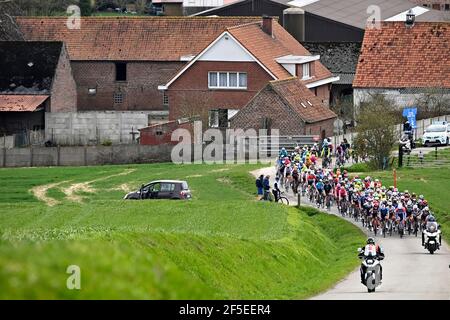 Das Reiterrudel, das während des Radrennens "Saxo Bank Classic" E3 auf der Karnemelkbeekstraat, 203,9km von und nach Harelbeke, in Aktion gezeigt wurde Stockfoto