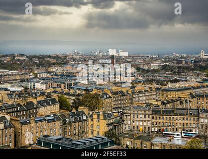 Blick über Neustädter Wohnungen von Calton Hill bis Firth of Forth mit stürmischem Himmel, Edinburgh, Schottland, Großbritannien Stockfoto