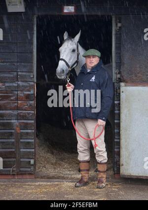 Grand National Gewinner Neptune Collonge mit Trainer Paul Nicholls in seinen Ställen in Ditcheat, Somerset. Stockfoto