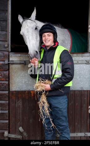 Grand National Gewinner Neptune Collonge mit seinem Trainingsreiter Billy Page in den Paul Nicholls Stables in Ditcheat, Somerset. Stockfoto