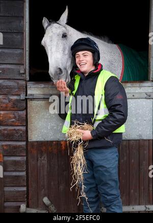 Grand National Gewinner Neptune Collonge mit seinem Trainingsreiter Billy Page in den Paul Nicholls Stables in Ditcheat, Somerset. Stockfoto