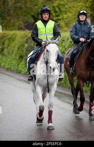 Grand National Gewinner Neptune Collonge mit seinem Trainingsreiter Billy Page in den Paul Nicholls Stables in Ditcheat, Somerset. Stockfoto