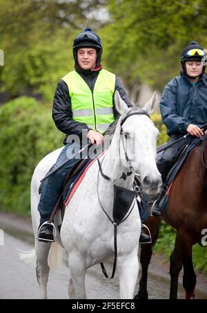 Grand National Gewinner Neptune Collonge mit seinem Trainingsreiter Billy Page in den Paul Nicholls Stables in Ditcheat, Somerset. Stockfoto