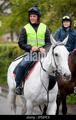 Grand National Gewinner Neptune Collonge mit seinem Trainingsreiter Billy Page in den Paul Nicholls Stables in Ditcheat, Somerset. Stockfoto