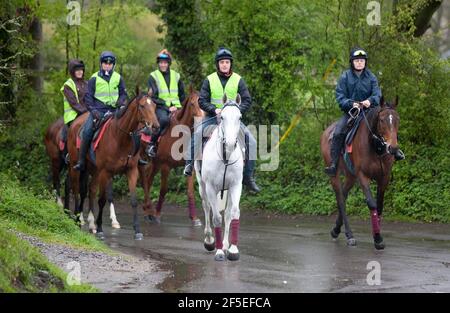 Grand National Gewinner Neptune Collonge mit seinem Trainingsreiter Billy Page in den Paul Nicholls Stables in Ditcheat, Somerset. Stockfoto