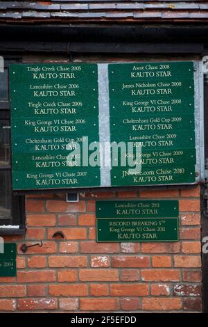 Plaketten mit den Siegen von Kauto Star im Paul Nicholls-Stall in Ditcheat, Somerset, Heimat des Grand National-Gewinners Neptune Collange und Stars von Kauto Star und Denman. 22. April 2012. Foto von Adam Gasson. Stockfoto