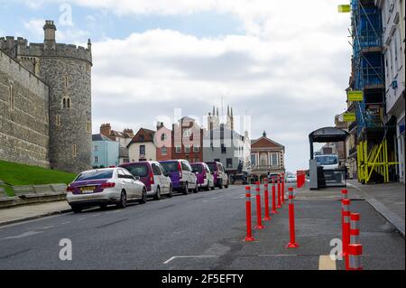 Windsor, Berkshire, Großbritannien. März 2021, 23rd. Taxis stehen vor Windsor Castle ohne Kunden an. Vor einem Jahr ging England heute in die erste Covid-19-Sperre. Windsor war heute sehr ruhig, da viele Menschen weiterhin die Aufenthaltsbestimmungen der Regierung befolgen. Quelle: Maureen McLean/Alamy Stockfoto