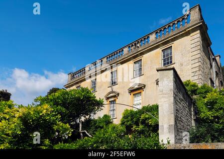 Die klassische georgianische Südwestfront aus den 1730er Jahren von Iford Manor & Gardens am Fluss Frome; Iford, Bradford-on-Avon, Wiltshire, Großbritannien Stockfoto