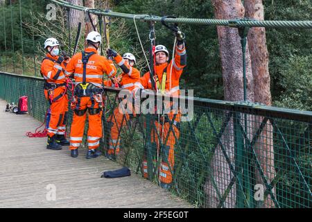 Dorset Fire Service führt im März während der Covid-19-Sperre Trainingsübungen auf der Hängebrücke in Alum Chine, Bournemouth, Dorset UK, durch Stockfoto