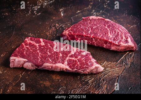 Roh Denver Steak Marmor Rindfleisch Fleisch. Dunkler Hintergrund. Draufsicht Stockfoto