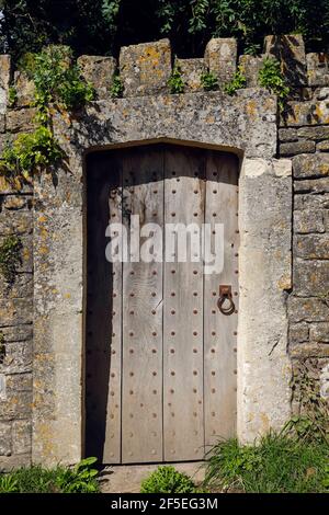 Attraktives altes Seitentor in die denkmalgeschützten Gärten von Iford Manor am Fluss Frome; Iford, Bradford-on-Avon, Wiltshire, Großbritannien Stockfoto