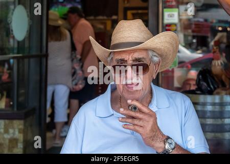Senior Mann raucht Zigarre auf Calle Ocho, Little Havana, Miami, USA Stockfoto