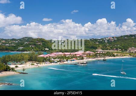 Pigeon Island National Landmark, Gros Islet, St. Lucia. Blick von Fort Rodney über das geschützte türkisfarbene Wasser der Rodney Bay. Stockfoto