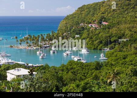 Marigot Bay, Castries, St. Lucia. Blick über das Dorf und den Hafen auf das Karibische Meer. Stockfoto
