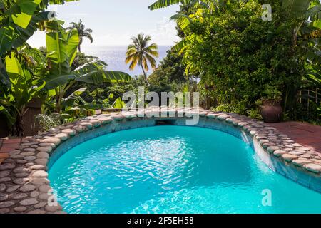 Soufriere, St. Lucia. Swimmingpool mit Blick auf das Karibische Meer im Stonefield Villa Resort. Stockfoto