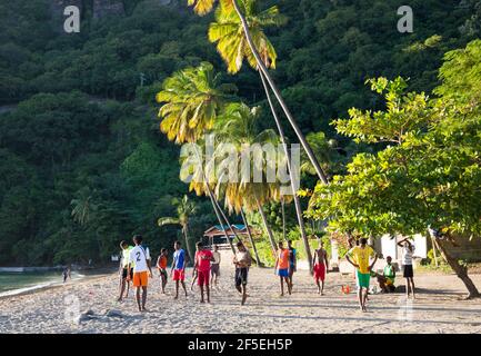 Soufriere, St. Lucia. Einheimische Jungen bereiten sich auf ein Fußballtraining am Strand vor. Stockfoto