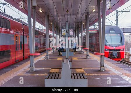 Moskau, Russland - 04. März 2021: Flughafenexpress-Züge stehen am Bahnsteig. Stockfoto