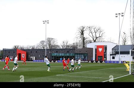 Eine allgemeine Ansicht als Wales Ryan Stirk sieht seinen Schuss durch Republik Irland Torwart Brian Maher während der Under 21 's International Freundschaftsspiel im Colliers Park, Wrexham gerettet. Bilddatum: Freitag, 26. März 2021. Stockfoto