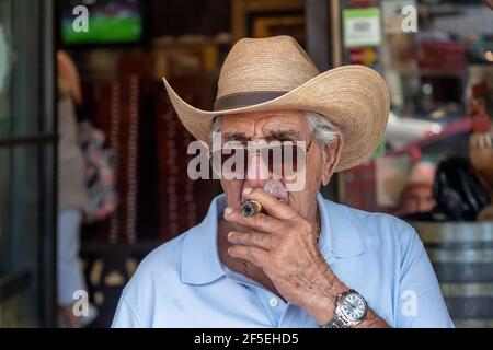 Kubanischer Senior-Mann, der Zigarren raucht, Calle Ocho, Little Havana, Miami, USA Stockfoto