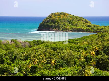 Mon Repos, Micoud, St. Lucia. Blick über das atemberaubende türkisfarbene Wasser des Atlantischen Ozeans vom Aussichtspunkt über der Praslin Bay. Stockfoto