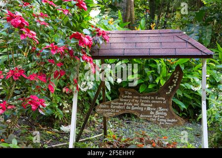 Soufriere, St. Lucia. Rustikales Denkmal inmitten tropischer Vegetation in den Diamond Falls Botanical Gardens. Stockfoto