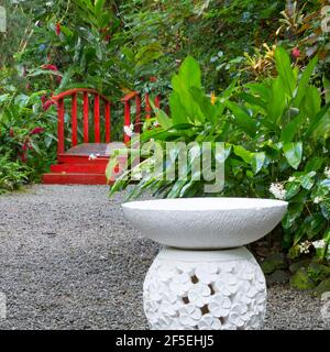 Soufriere, St. Lucia. Malerische Gartenschmuck inmitten tropischer Vegetation in den Diamond Falls Botanical Gardens. Stockfoto