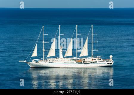 Soufriere, St. Lucia. Vier-Mast-Luxuskreuzfahrtschiff, der Wind Star, unter Segel in Soufriere Bay. Stockfoto