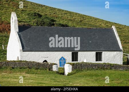 Kirche des Heiligen Kreuzes aus dem 13. Jahrhundert, eine denkmalgeschützte Pfarrkirche in der Nähe des beliebten Strandes von Mwnt; Mwnt, Ceredigion, Wales, Großbritannien Stockfoto