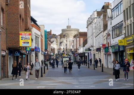 Windsor, Berkshire, Großbritannien. März 2021, 23rd. Peascod Street in Windsor mit Blick auf Windsor Castle. Vor einem Jahr ging England heute in die erste Covid-19-Sperre. Windsor war heute sehr ruhig, da viele Menschen weiterhin die Aufenthaltsbestimmungen der Regierung befolgen. Quelle: Maureen McLean/Alamy Stockfoto