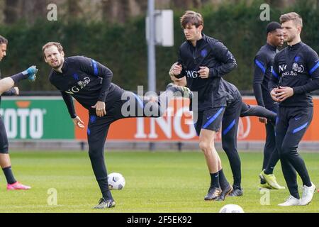 Zeist, Niederlande. März 2021, 26th. ZEIST, NIEDERLANDE - 26. MÄRZ: Daley Blind aus Holland, Marten de Roon aus Holland und Joel Veltman aus Holland während der niederländischen Trainings- und Pressekonferenz auf dem KNVB Campus am 26. März 2021 in Zeist, Niederlande (Foto von Jeroen Meuwsen/Orange Pictures) Quelle: Orange Pics BV/Alamy Live News Stockfoto