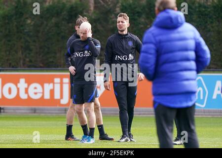 ZEIST, NIEDERLANDE - MÄRZ 26: Marten de Roon aus Holland, Davy Klaassen aus Holland und Luuk de Jong aus Holland während der Niederländischen Ausbildung & Presse Stockfoto