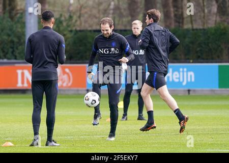 ZEIST, NIEDERLANDE - MÄRZ 26: Jeremiah Juste von Holland und Daley Blind von Holland während der Niederländischen Trainings- und Pressekonferenz im KNVB Camp Stockfoto