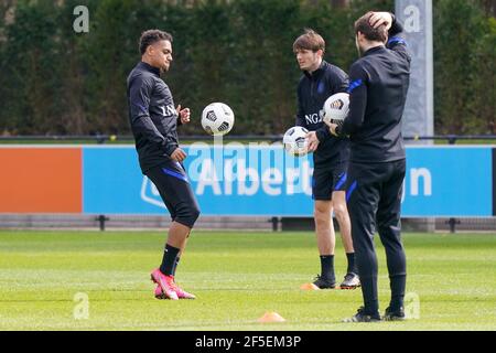 ZEIST, NIEDERLANDE - MÄRZ 26: Donyell Malen aus Holland und Marten de Roon aus Holland während der Niederländischen Trainings- und Pressekonferenz auf dem KNVB Campu Stockfoto