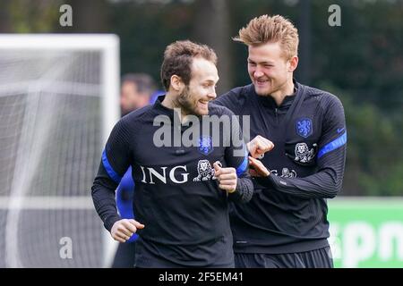 Zeist, Niederlande. März 2021, 26th. ZEIST, NIEDERLANDE - 26. MÄRZ: Matthijs de Ligt aus Holland und Daley Blind aus Holland während der Niederländischen Trainings- und Pressekonferenz auf dem KNVB Campus am 26. März 2021 in Zeist, Niederlande (Foto: Jeroen Meuwsen/Orange Pictures) Quelle: Orange Pics BV/Alamy Live News Stockfoto