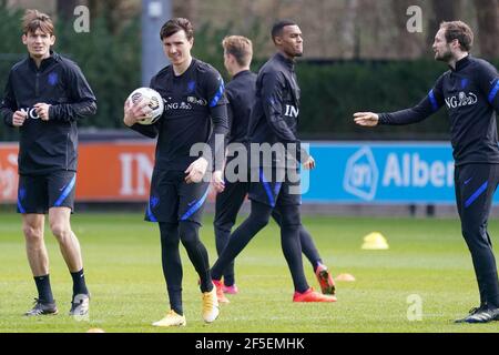 ZEIST, NIEDERLANDE - MÄRZ 26: Marten de Roon aus Holland und Steven Berghuis aus Holland während der Niederländischen Trainings- & Pressekonferenz bei der KNVB Cam Stockfoto