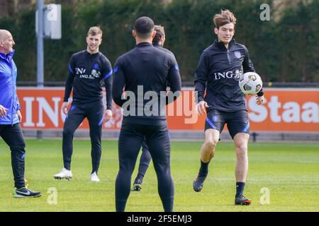 ZEIST, NIEDERLANDE - MÄRZ 26: Marten de Roon aus Holland während der Niederländischen Trainings- & Pressekonferenz auf dem KNVB Campus am 26. März 2021 in Zeist, Stockfoto