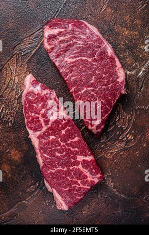 Roh Denver Steak Marmor Rindfleisch Fleisch. Dunkler Hintergrund. Draufsicht Stockfoto