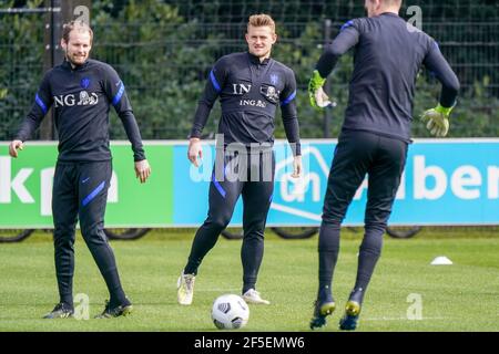 ZEIST, NIEDERLANDE - MÄRZ 26: Daley Blind aus Holland und Matthijs de Ligt aus Holland während der Niederländischen Trainings- & Pressekonferenz auf dem KNVB Campu Stockfoto