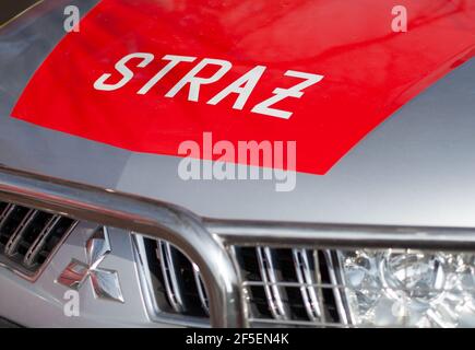 Poznan, Polen - 26. März 2021: Polnische Feuerwehrmaschine, Detail - Feuerwehrleute auf einer Rettungsaktion. Stockfoto