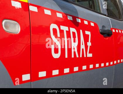 Poznan, Polen - 26. März 2021: Polnische Feuerwehrmaschine, Detail - Feuerwehrleute auf einer Rettungsaktion. Stockfoto