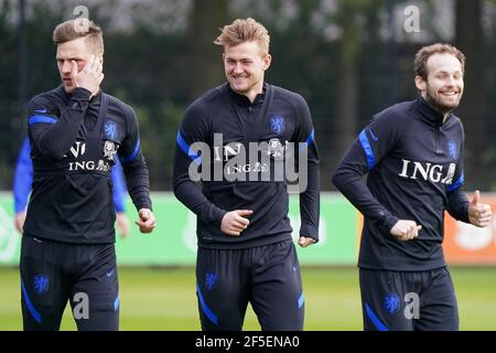 ZEIST, NIEDERLANDE - MÄRZ 26: Joel Veltman aus Holland, Matthijs de Ligt aus Holland und Daley Blind aus Holland während der Niederländischen Ausbildung & Presse Stockfoto
