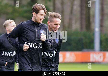 ZEIST, NIEDERLANDE - MÄRZ 26: Marten de Roon aus Holland und Luuk de Jong aus Holland während der Niederländischen Trainings- und Pressekonferenz auf dem KNVB Campus Stockfoto