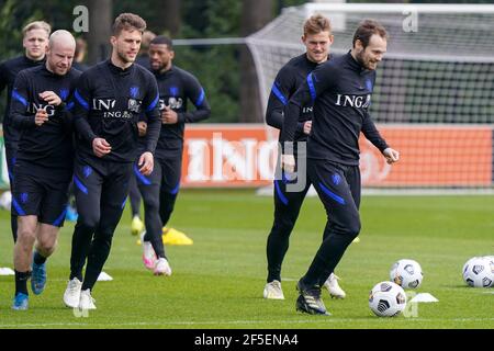 ZEIST, NIEDERLANDE - MÄRZ 26: Matthijs de Ligt aus Holland und Daley Blind aus Holland während der Niederländischen Trainings- & Pressekonferenz auf dem KNVB Campu Stockfoto