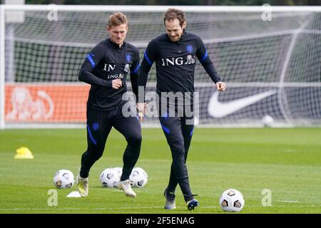 ZEIST, NIEDERLANDE - MÄRZ 26: Matthijs de Ligt aus Holland und Daley Blind aus Holland während der Niederländischen Trainings- & Pressekonferenz auf dem KNVB Campu Stockfoto