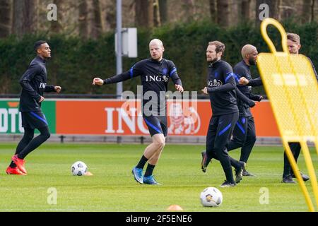 ZEIST, NIEDERLANDE - MÄRZ 26: Ryan Gravenberch aus Holland, Davy Klaassen aus Holland und Daley Blind aus Holland während der Niederländischen Ausbildung & Präs Stockfoto