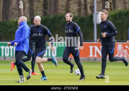 ZEIST, NIEDERLANDE - MÄRZ 26: Davy Klaassen aus Holland, Daley Blind aus Holland und Luuk de Jong aus Holland während der niederländischen Training & Press Co Stockfoto