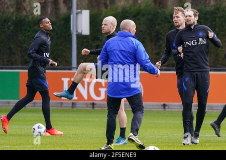 ZEIST, NIEDERLANDE - MÄRZ 26: Ryan Gravenberch aus Holland, Davy Klaassen aus Holland, Luuk de Jong aus Holland und Daley Blind aus Holland während der Ne Stockfoto