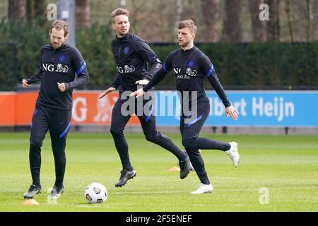 ZEIST, NIEDERLANDE - MÄRZ 26: Daley Blind aus Holland, Luuk de Jong aus Holland und Joel Veltman aus Holland während der Niederländischen Training & Press Con Stockfoto