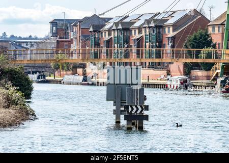 Blick in Richtung Stadtzentrum von einer der Brücken über den Fluss Nene an einem warmen sonnigen Nachmittag, Northampton, England, Großbritannien Stockfoto